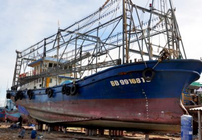 Tàu vỏ thép của ngư dân Bình Định nằm bờ vì hư hỏng động cơ và vỏ thép chờ khắc phục hậu quả