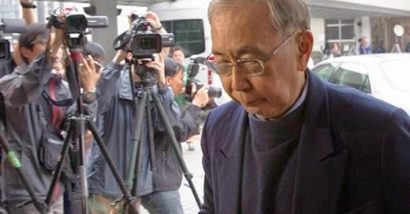 Cựu tổng thư ký chính quyền đặc khu Hong Kong Rafael Hui Si -Yan ra tòa năm 2014. Ảnh: baidu