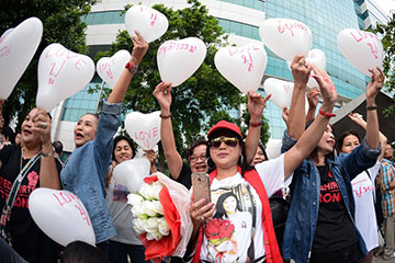  Người ủng hộ bà Yingluck tập trung trước Tòa án Tối cao ở Bangkok sáng 25/8. Ảnh: The Nation.