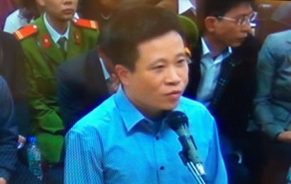 Bị cáo Hà Văn Thắm trả lời thẩm vấn tại phiên tòa hồi tháng 3-2017, sau đó tòa đã hoàn trả hồ sơ yêu cầu điều tra bổ sung - Ảnh: THÂN HOÀNG