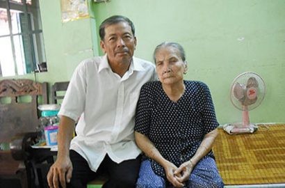  Mẹ và anh trai Đại tá Lý Đại Bàng.