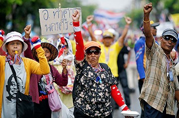 Những người biểu tình thuộc phe Áo Vàng phản đối chính phủ của bà Yingluck năm 2014. Ảnh: Reuters.