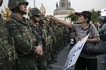  Quân đội tiến hành đảo chính lật đổ chính quyền Yingluck hồi tháng 5/2014. Ảnh: Getty.