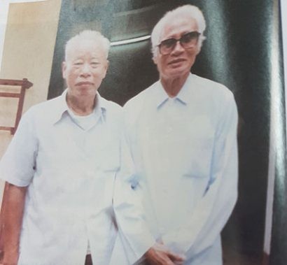 Đồng chí Trần Kiên (bên trái) chụp cùng đồng chí Phạm Văn Đồng (Ảnh chụp từ cuốn sách Đồng chí Trần Kiên) 
