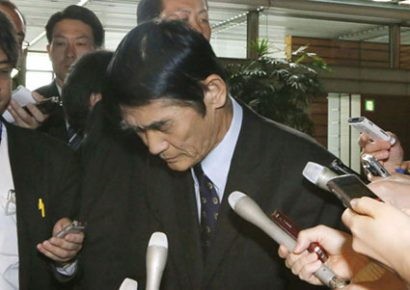 Nhật Bản chú ý xây dựng đội ngũ công chức có tự trọng và trách nhiệm để vận hành nền hành chính tốt (trong ảnh là một Bộ trưởng xin từ chức vì lỡ lời) 