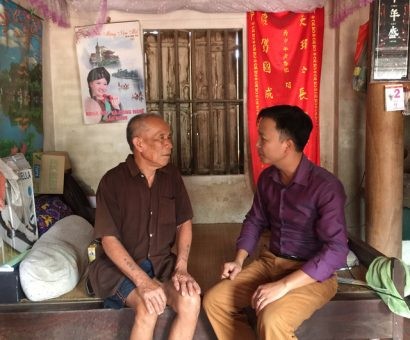  Cụ Trần Văn Thêm (bên trái) đang ngóng chờ tiền bồi thường từng ngày