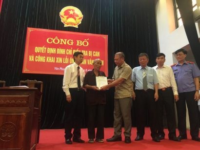  Đại diện Liên ngành Tư pháp Trung ương trao quyết định đình chỉ điều tra bị can cho cụ Thêm tại buổi xin lỗi công khai