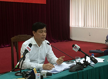 Thứ trưởng Bộ GTVT Nguyễn Ngọc Đông trả lời các câu hỏi của báo chí xoay quanh BOT Cai Lậy. (Ảnh: N.C)