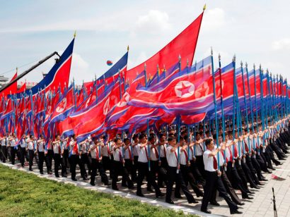  Người Triều Tiên diễu hành tại Quảng trường Kim Nhật Thành ở Bình Nhưỡng năm 2013 (Ảnh: Reuters)