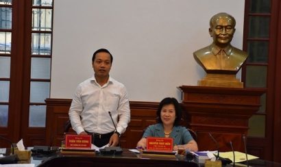  Phó Chánh án TANDTC Nguyễn Thúy Hiền (phải) và Thứ trưởng Bộ Tư pháp Trần Tiến Dũng.