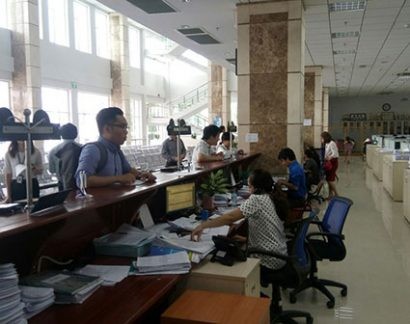  Tránh chuyện khoảng cách giữa các bậc quá hẹp dẫn đến thu nhập của người dân vừa tăng một chút đã phải chịu bậc thuế cao hơn, làm tăng số thuế phải nộp. Ảnh: Người dân làm tủ tục nộp thuế- Quang Huy