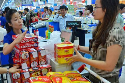  Tăng thuế GTGT có tác động đến tất cả các sản phẩm, hàng hoá, dịch vụ bất kể hàng nhập khẩu hay hàng hoá sản xuất trong nước. Ảnh TẤN THẠNH