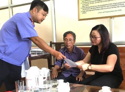  Ông Hàn Đức Long và LS của mình làm việc với VKSND tỉnh Bắc Giang.
