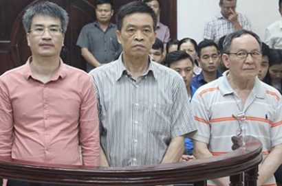  Các tử tù Đạt, Liêm (từ trái qua) và Trần Văn Khương tại phiên tòa phúc thẩm.