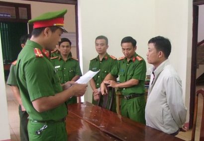  Cơ quan điều tra đọc lệnh bắt tạm giam đối với ông Trần Đức Tính.