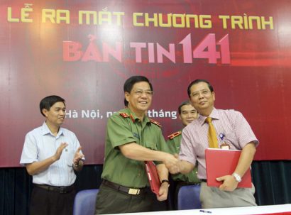  Thiếu tướng Đoàn Duy Khương và nhà báo Tô Quang Phán ký biên bản ghi nhớ phối hợp phát sóng chương trình “Bản tin 141”. Ảnh: Hoàng Lam.