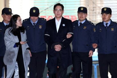  Ông Lee Jae Yong (giữa) bị giải đến văn phòng công tố viên ở Seoul hôm 25/2. Ảnh: Getty.