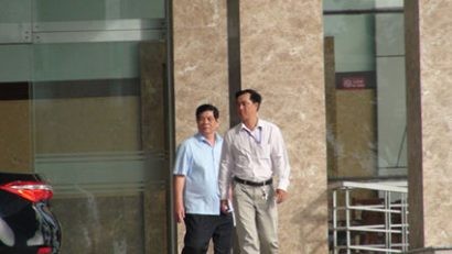  Ông Nguyễn Phong Quang (trái) rời Ban Chỉ đạo Tây Nam Bộ khi cuộc họp kết thúc. Ảnh: ĐÔNG BÌNH