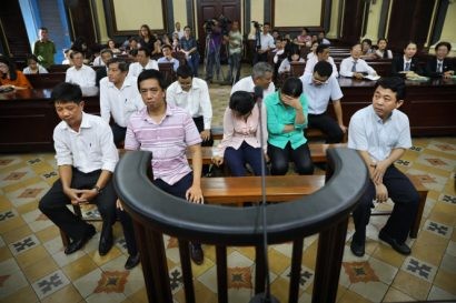  Bị cáo Nguyễn Minh Hùng (bìa phải) - nguyên chủ tịch HĐQT kiêm tổng giám đốc Công ty cổ phần VN Pharma - nhận mức án 12 năm tù - Ảnh: HỮU KHOA