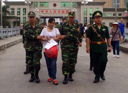  Đối tượng Dương Thị Hà bị nhà chức trách Trung Quốc bắt giữ và bàn giao cho phía Việt Nam dẫn giải về nước tiến hành điều tra xử lí về tội "buôn người".
