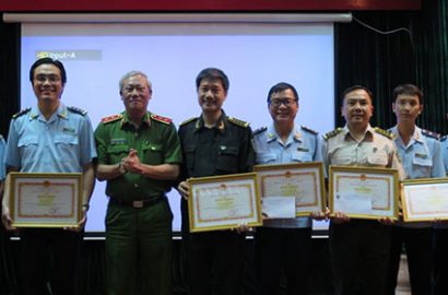  Trung tướng Nguyễn Công Sơn (thứ 2 từ trái qua) trao tặng bằng khen cho những cá nhân xuất sắc trong phòng chống ma túy ẢNH: TRUNG HIẾU