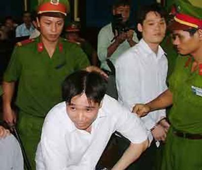  Bình “kiểm” trong giờ tạm nghỉ của phiên xét xử.