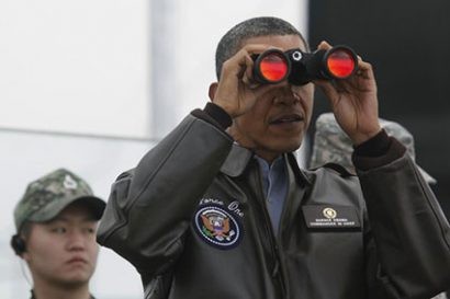  Cựu Tổng thống Mỹ Barack Obama nhìn qua ống nhòm khi tới thăm quân nhân Mỹ tại trạm quan sát Ouellette dọc khu phi quân sự ở biên giới Triều Tiên - Hàn Quốc hồi tháng 3/2012. (Ảnh: Reuters)
