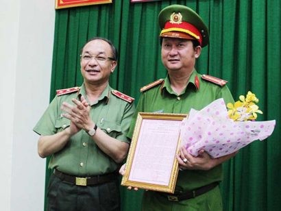  Giám đốc Công an TP.HCM - Trung tướng Lê Đông Phong khen thưởng Công an quận Bình Thạnh. Ảnh: N.TÂN