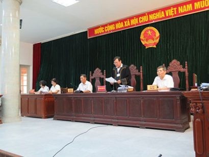 Chủ tọa công bố quyết định mở phiên tòa.