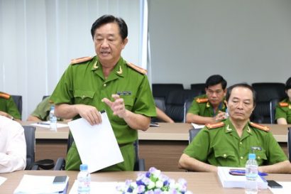 Đại tá Nguyễn Hoàng Thao (người đứng) phát biểu trong một cuộc họp chỉ đạo một chuyên án 
