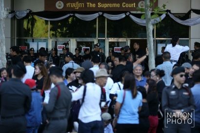 Khung cảnh bên ngoài tòa án tối cao Thái Lan sáng 27-9. Ảnh: The Nation