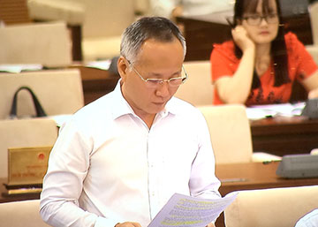 Thứ trưởng Bộ Công Thương Trần Quốc Khánh trình bày tờ trình về dự án Luật Cạnh tranh (sửa đổi)