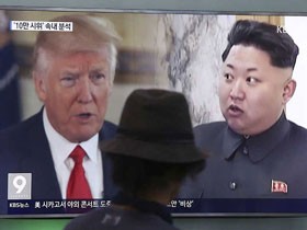Các đe dọa qua lại giữa Tổng thống Mỹ Donald Trump (trái) và nhà lãnh đạo Triều Tiên Kim Jong-un khiến căng thẳng leo thang. Ảnh: AP