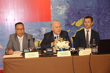  Ông Eric Sidgwick, Giám đốc quốc gia ADB tại Việt Nam cho rằng phải siết chặt thu thuế