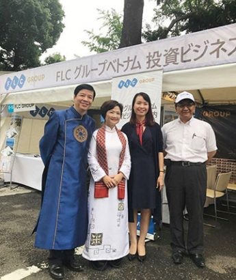 (Từ trái qua) Đại sứ đặc mệnh toàn quyền Việt Nam tại Nhật Bản Nguyễn Quốc Cường và phu nhân