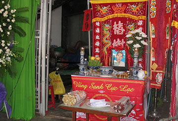 Gia đình lo hậu sự cho anh Võ Tấn Minh - Ảnh: MINH TRÂN