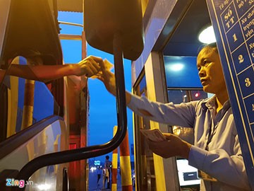 Các lái xe phản đối thu phí trên quốc lộ 5. Ảnh: Văn Chương.