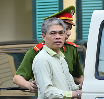  Bị cáo Nguyễn Xuân Sơn được cảnh sát áp giải ra xe thùng chiều 31/8. Ảnh: Việt Hùng.