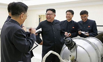  Nhà lãnh đạo Triều Tiên Kim Jong-un kiểm tra một thiết bị hạt nhân. Ảnh: KCNA.
