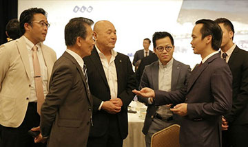 Chủ tịch Tập đoàn FLC Trịnh Văn Quyết (bên phải) trao đổi với các nhà đầu tư Nhật Bản tại sự kiện giới thiệu tiềm năng bất động sản nghỉ dưỡng Việt Nam vừa được tổ chức tại Tokyo, Nhật Bản