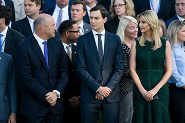 (Từ trái qua): Hary D. Cohn – Chủ tịch Hội đồng Kinh tế Quốc gia; Jared Kushner – cố vấn cấp cao Nhà Trắng; Ivanka Trump – con gái ông Trump, cố vấn Nhà Trắng. Ảnh: NEW YORK TIMES
