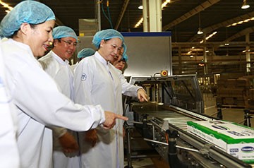 Chủ tịch Quốc Hội Nguyễn Thị Kim Ngân cùng Mai Kiều Liên - Tổng giám đốc Vinamilk tham quan dây chuyền sản xuất của nhà máy Sữa nước Việt Nam.  