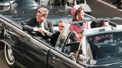 Tổng thống Kennedy ngồi trong xe và mỉm cười với người dân tại Dallas, vài phút trước khi ông bị ám sát ngày 22/11/1963. Ảnh: AP. Chuyến đi trước ngày ám sát