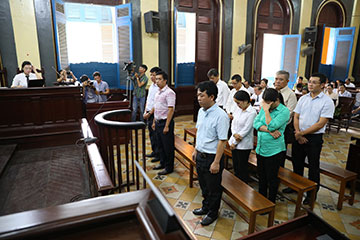 Nguyên tổng giám đốc Nguyễn Minh Hùng cùng đồng phạm tại phiên tòa sơ thẩm - Ảnh: HỮU KHOA