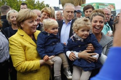  Thủ tướng Angela Merkel tự tin đi dự sự kiện ở Lauterbach ngày 23-9 - Ảnh: REUTERS
