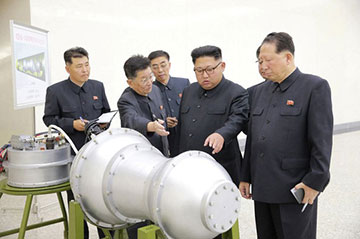  Hai nhà khoa học đứng cạnh nhà lãnh đạo Triều Tiên Kim Jong-un: ông Ri Hong Sop (trái) và ông Hong Sung Mu (phải). Ảnh: Reuters