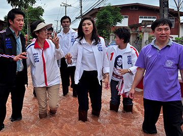  Bà Yingluck (giữa) đi thị sát vùng lũ lụt vào tháng 6/2011 trước khi đắc cử thủ tướng Thái Lan một tháng sau đó. Ảnh: Getty.
