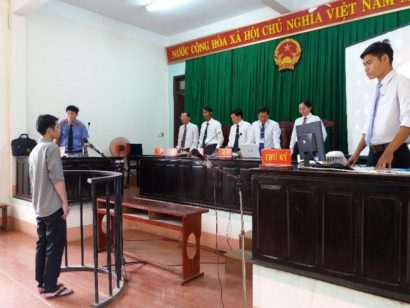  Bị cáo Nguyễn Quang Tuấn bị VKS tỉnh truy tố về tội giết người theo khoản 2 Điều 93 BLHS (có khung hình phạt từ bảy đến 15 năm tù). Nhưng tòa lại có quan điểm xét xử bị cáo theo điểm n khoản 1 Điều 93 BLHS (có khung hình phạt đến tử hình).