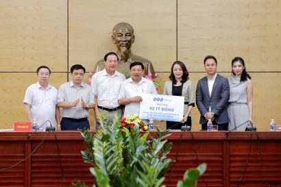 Tập đoàn FLC trao ủng hộ đồng bào tỉnh Nghệ An bị ảnh hưởng cơn bão số 10