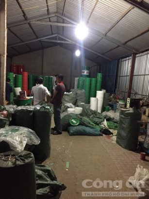  Xưởng sản xuất nhớt giả.